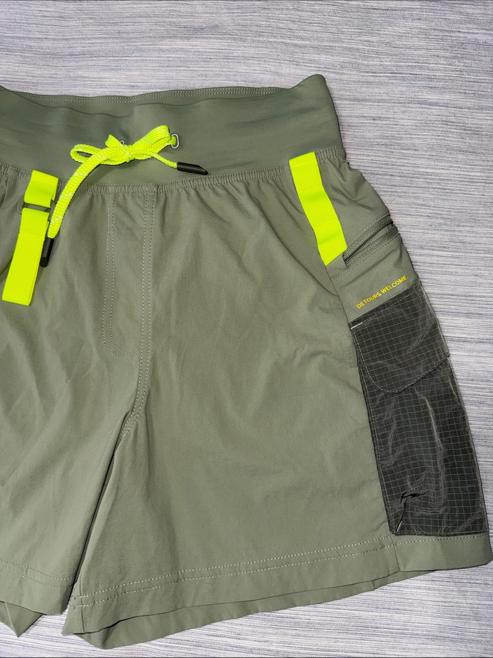 Lululemon Women’s Multi-Pocket Cargo High-Rise Hiking Shorts (5") in Olive Green - Picture 6 of 14